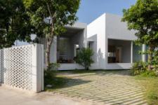 Suburban house for 3-generation family with rice drying yard on the upper floor